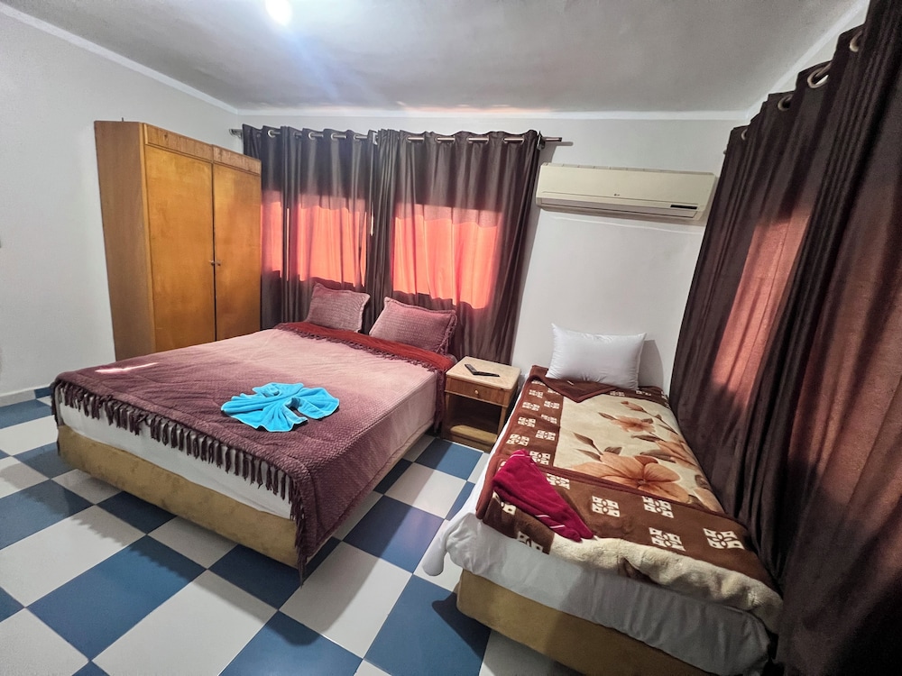 Isis Hotel 2 - Hostel 12/50