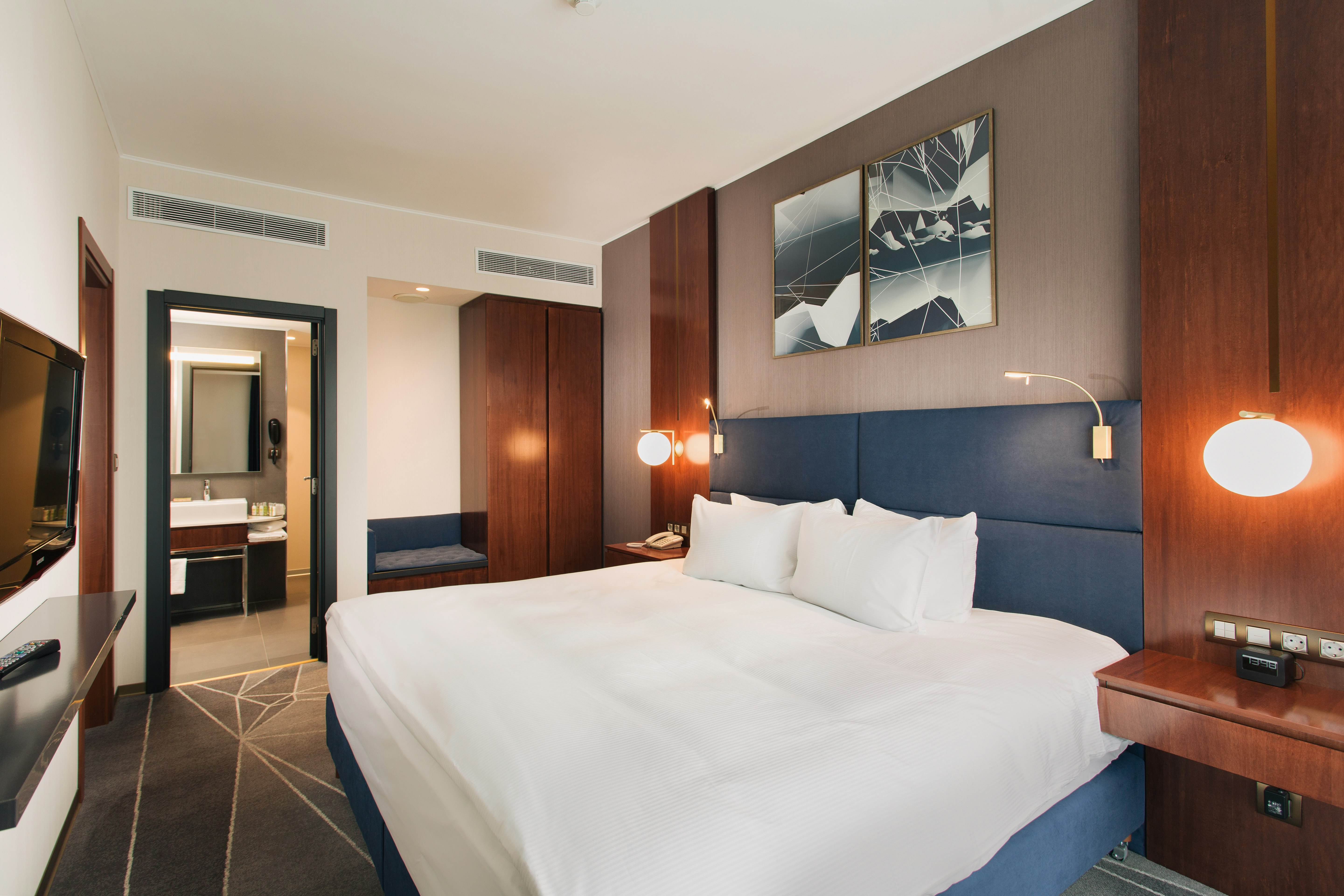1 BEDROOM, SUITE, KING BED