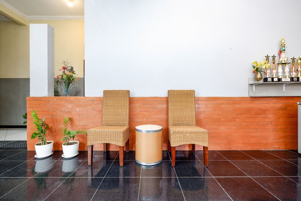 Lobby at Hotel SUPER OYO 2209 Solo Point Guest House Syariah, SURAKARTA
