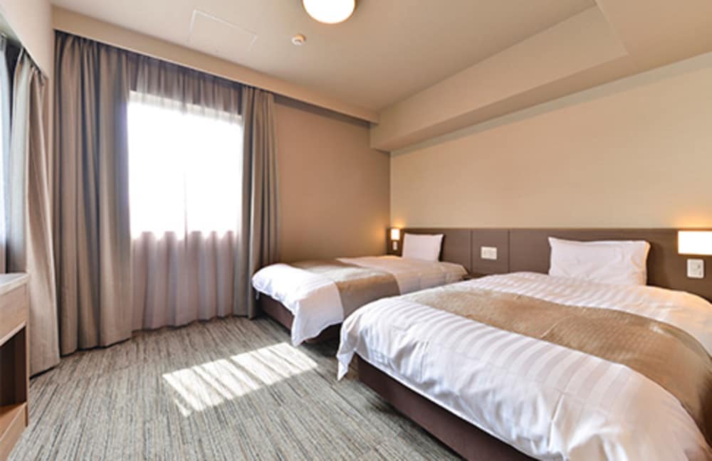 SUPERIOR, TWIN BEDS, NO CLEANING SERVICES