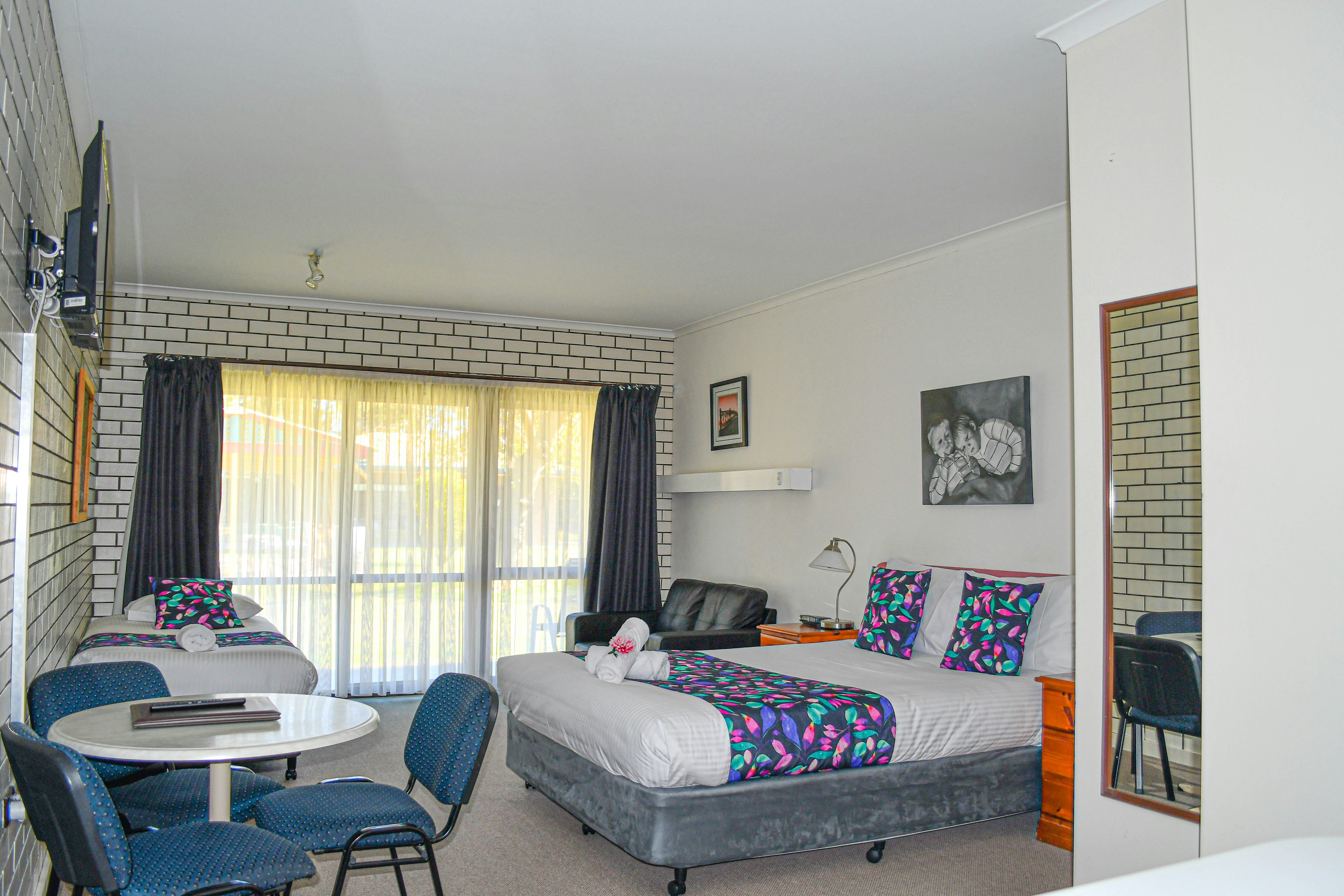 BAROOGA COUNTRY INN MOTEL 2/5