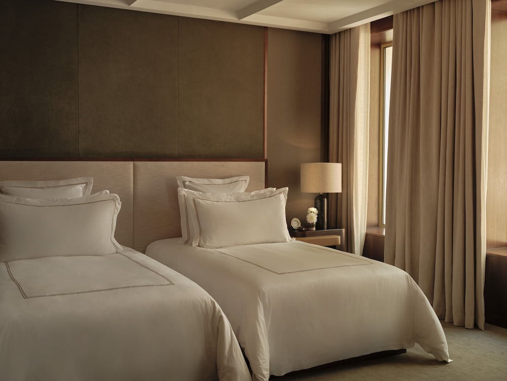 GROSVENOR, JUNIOR SUITE, KING BED