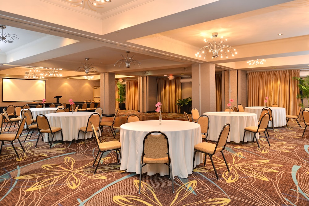 Holiday Inn Express Hotel Suites Dallas South Desoto 48/72