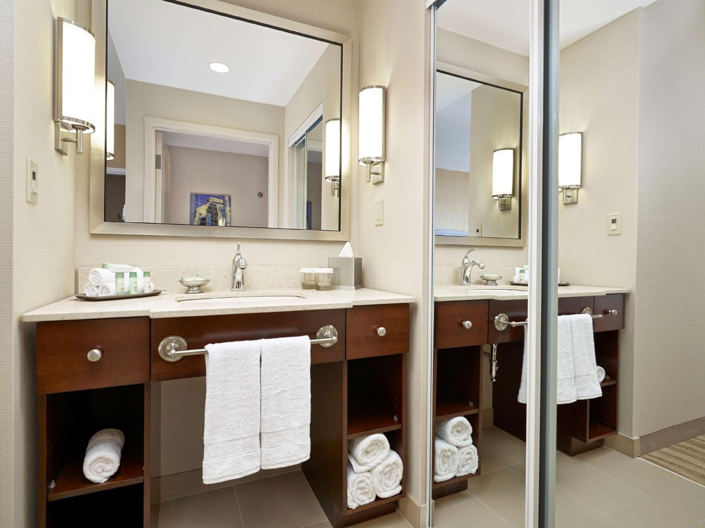 جناح بسرير كينج بغرفة نوم واحدة مع أريكة، Homewood Suites By Hilton Halifax-Downtown 4/4