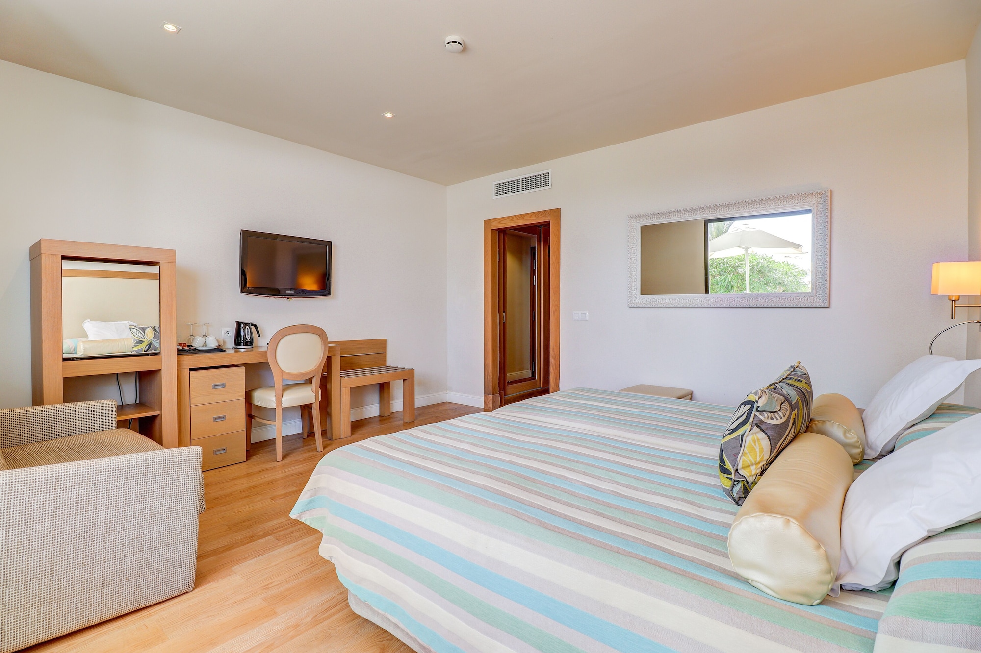 1 BEDROOM, STANDARD, DOUBLE BED, PARTIAL OCEAN VIEW, BALCONY