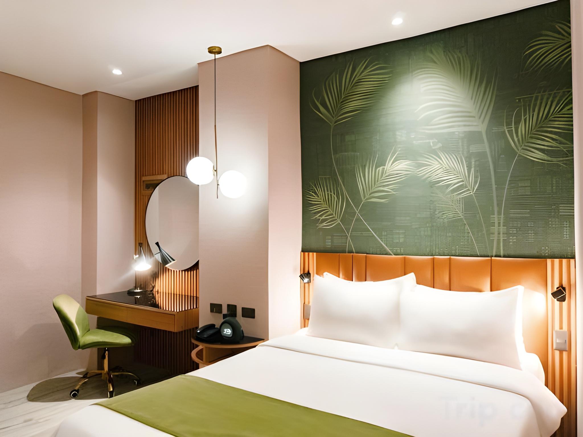 Interior, Queen Bed, No Window
