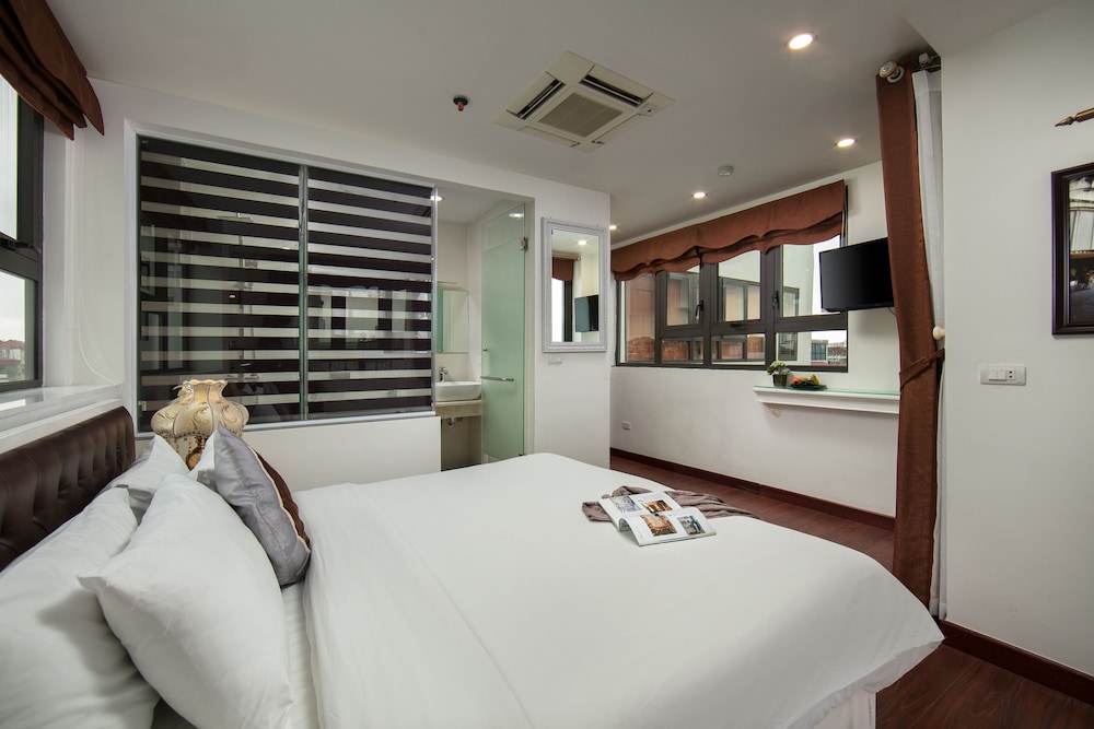 EXECUTIVE, KING BED, LAKE VIEW, BALCONY