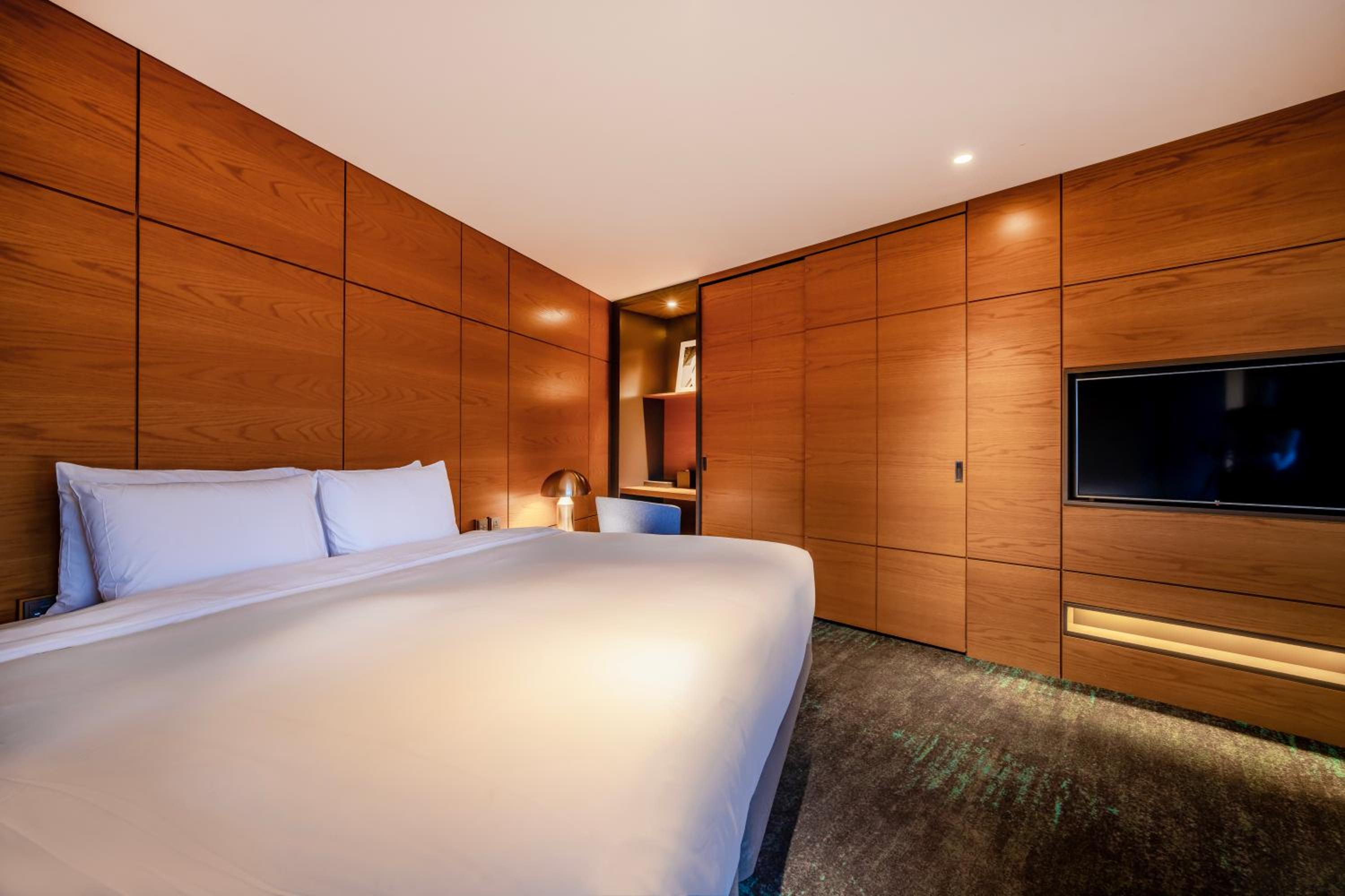 Suite, King Bed, with Pool, Corner