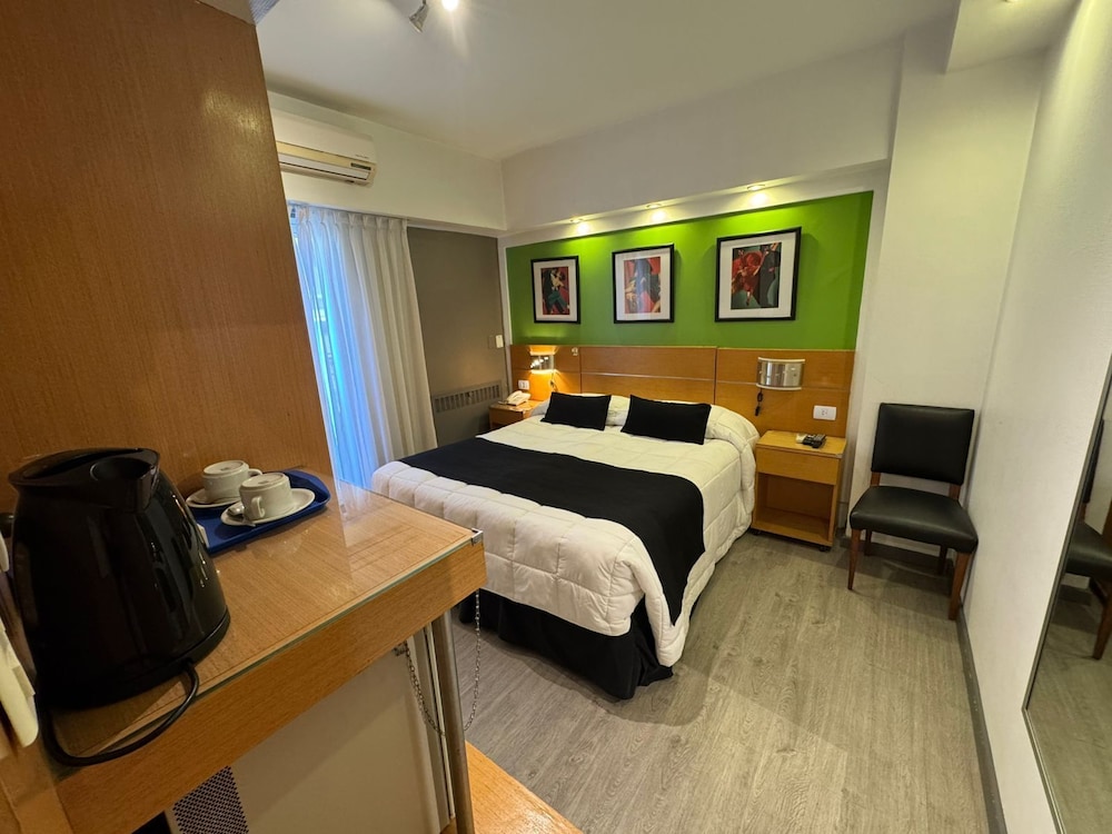SUITE, QUEEN BED