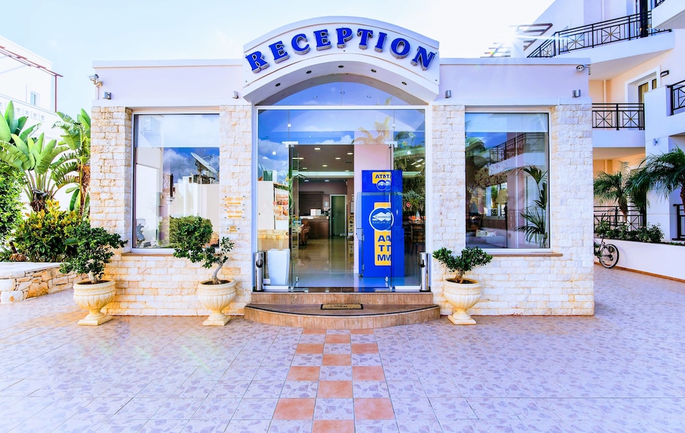 Yiannis Manos Hotel Resort in MALIA