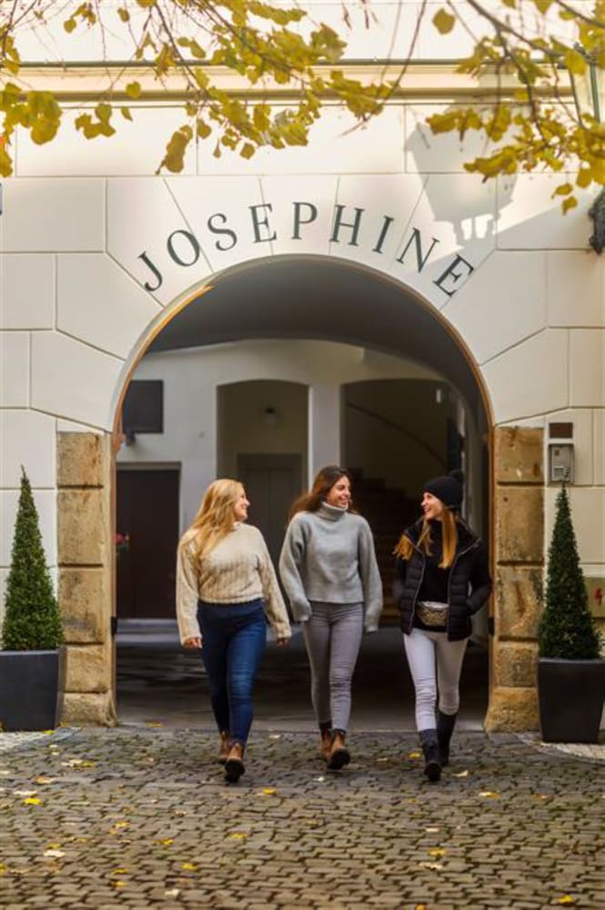 Josephine Old Town Square 6/58