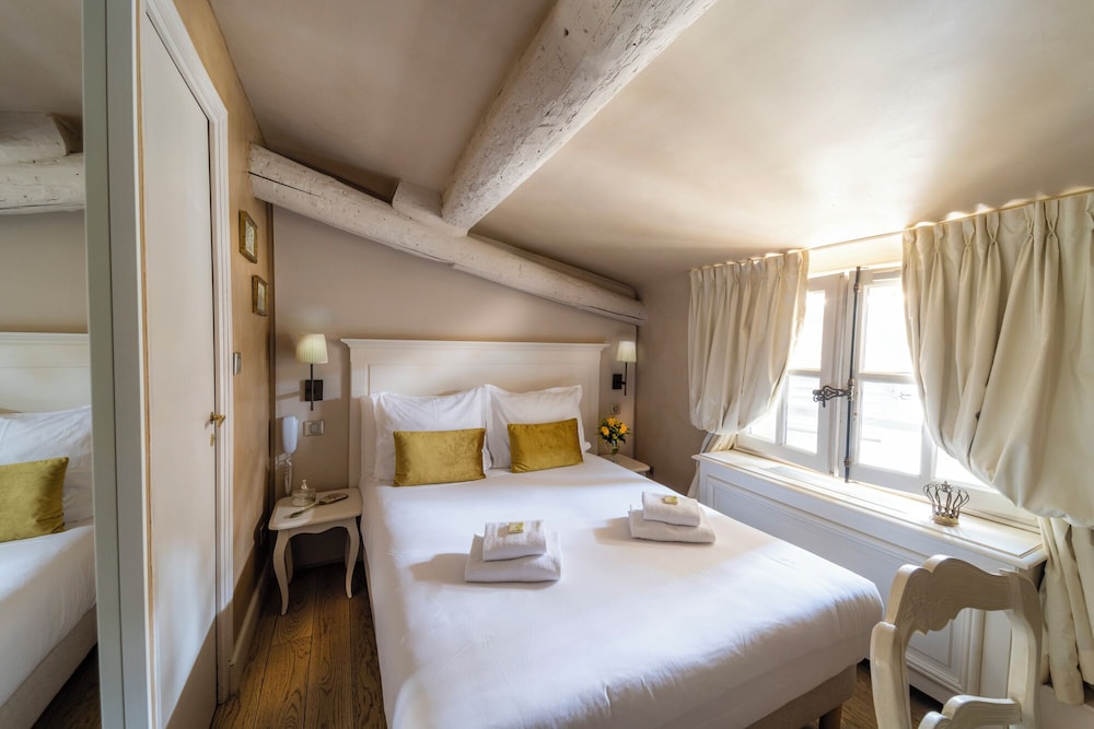 ROOM, DOUBLE BED