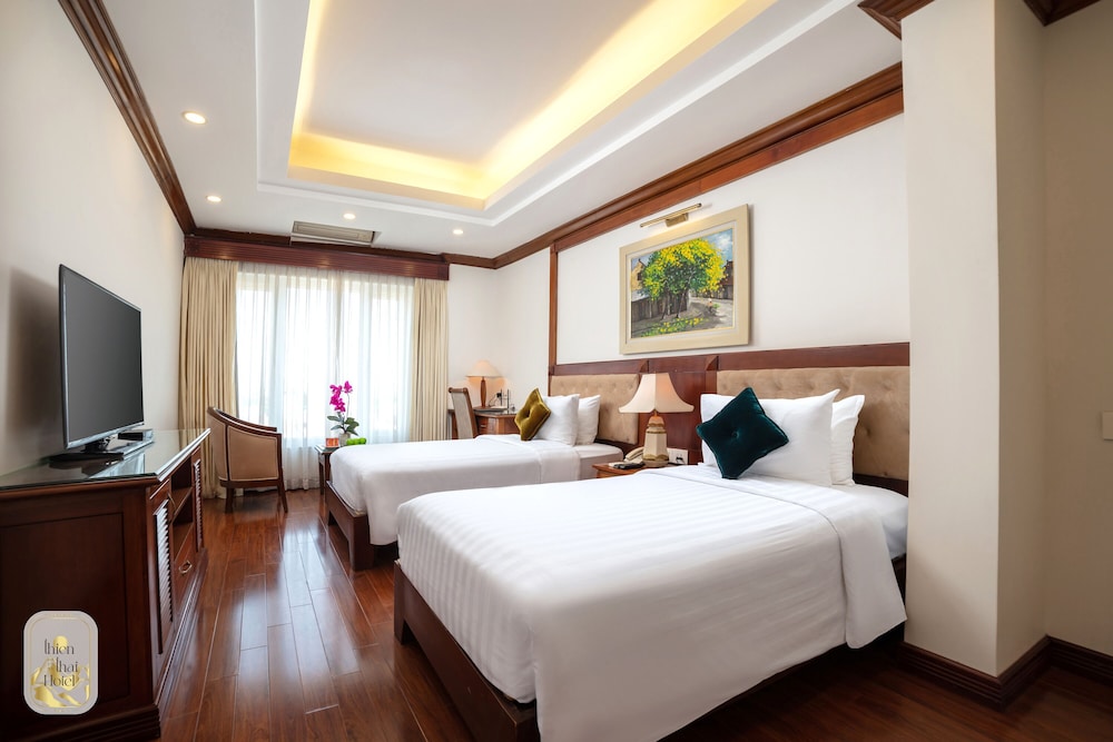 EXECUTIVE, DOUBLE OR TWIN BED, CITY VIEW