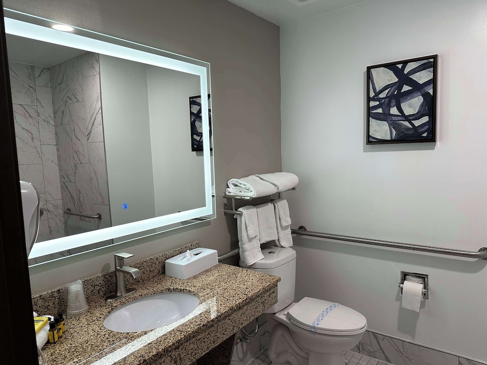 Suite, King Bed, Kitchen, Accessible, Fountain Park Hotel, BW Signature Collection 3/3