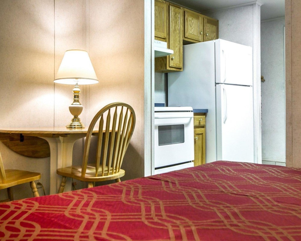 Rodeway Inn & Suites Brunswick Near Hwy 1 8/36
