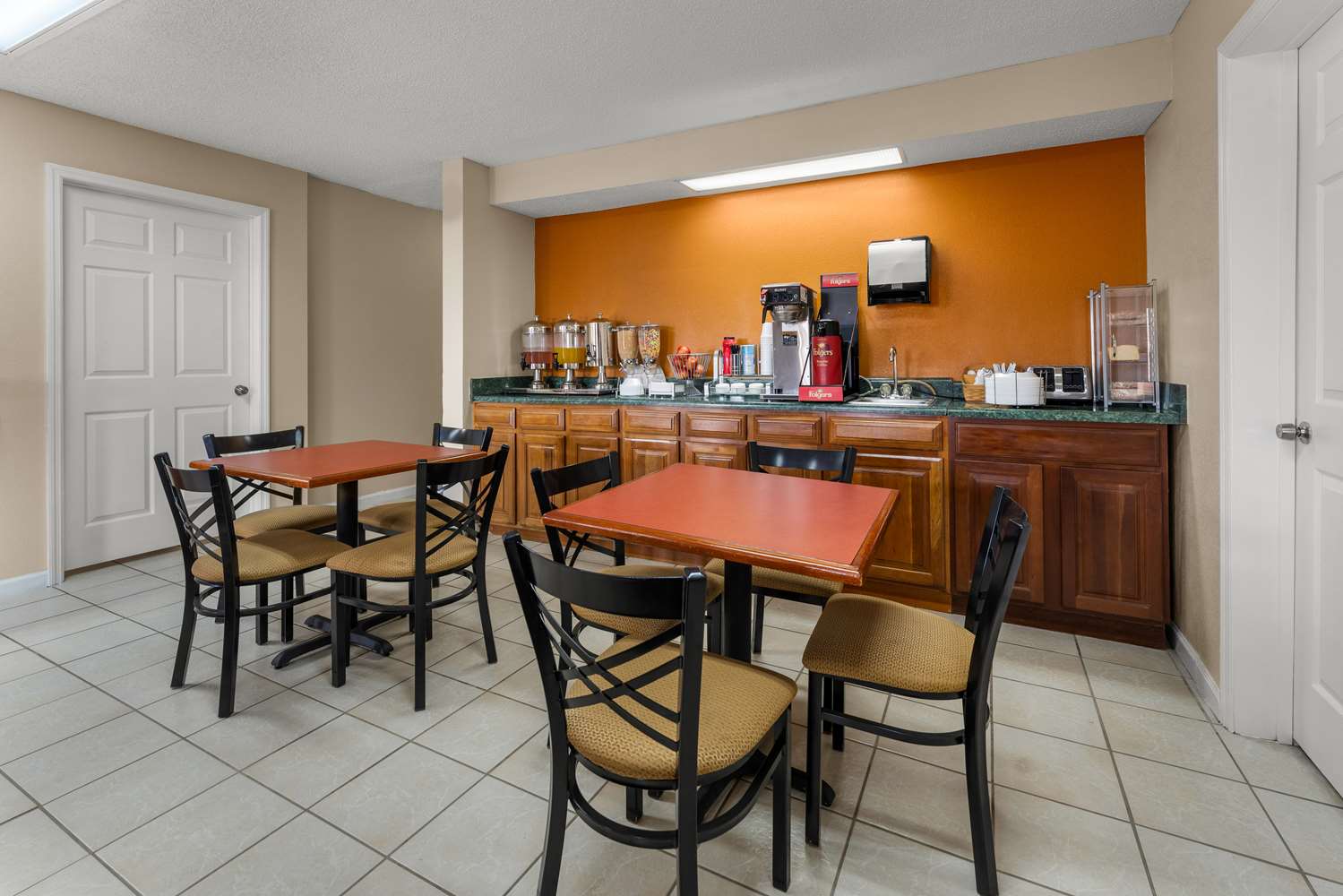 Americas Best Value Inn Montezuma 15/24