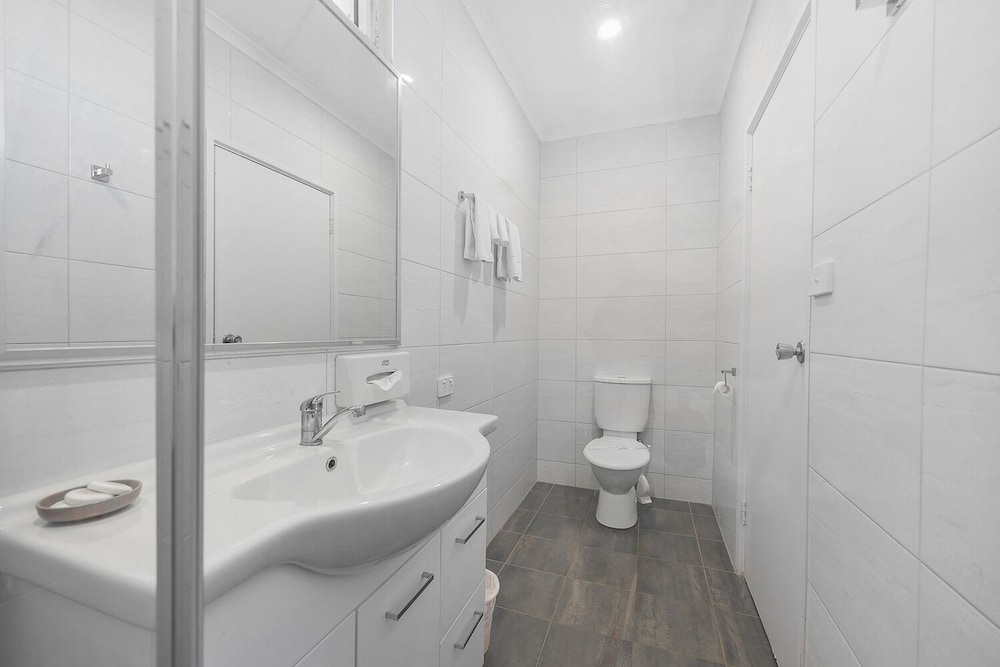 Motel, Deluxe, 1 Queen and 1 Single Bed، Plainsman Motel 7/8