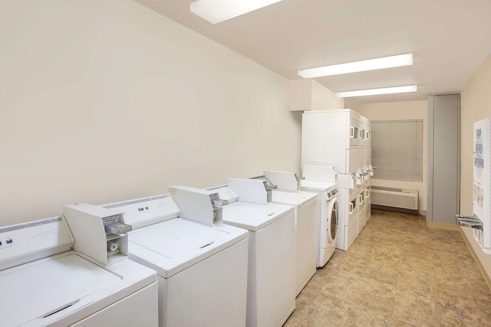 WoodSpring Suites Jacksonville Beach Blvd 24/29