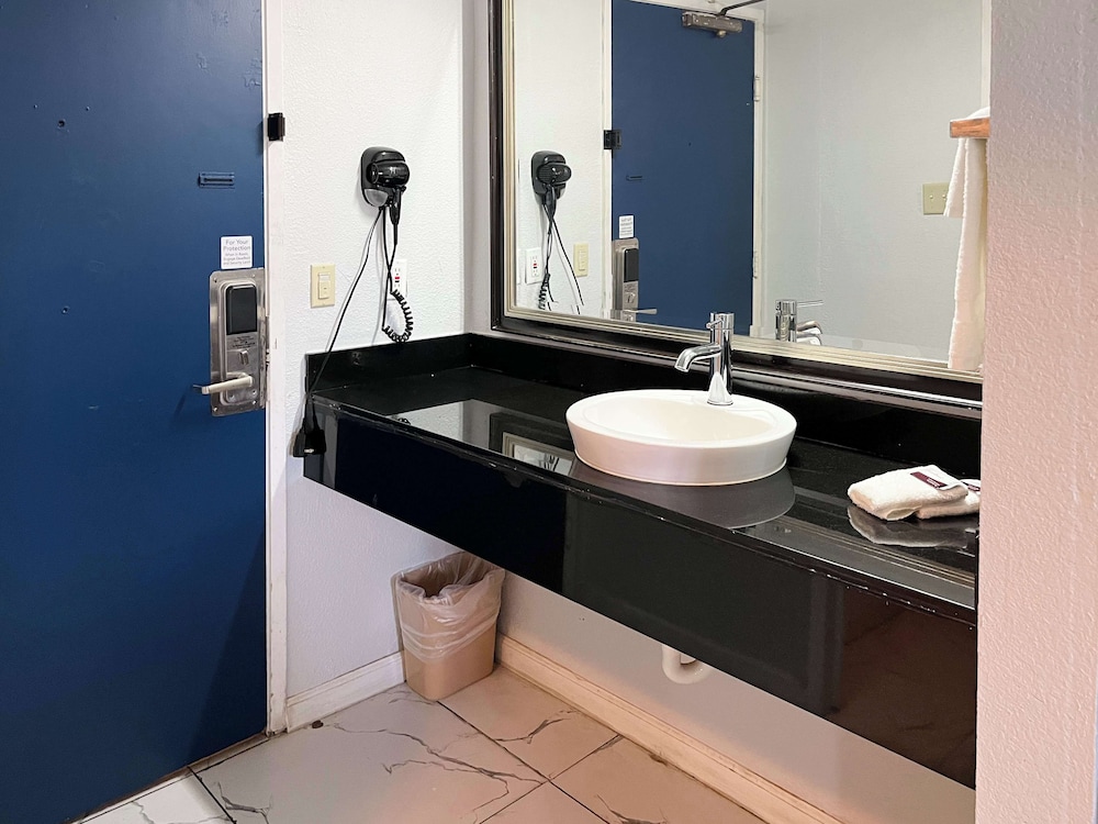 Studio6 Suites Delano, CA 39/40