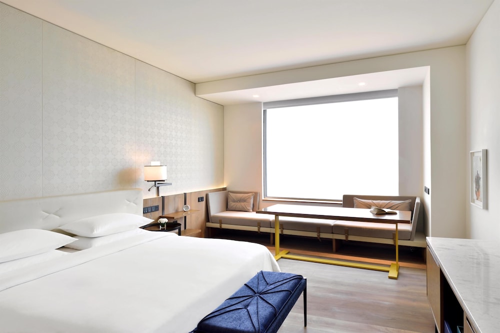 Andaz Delhi, by Hyatt 22/82