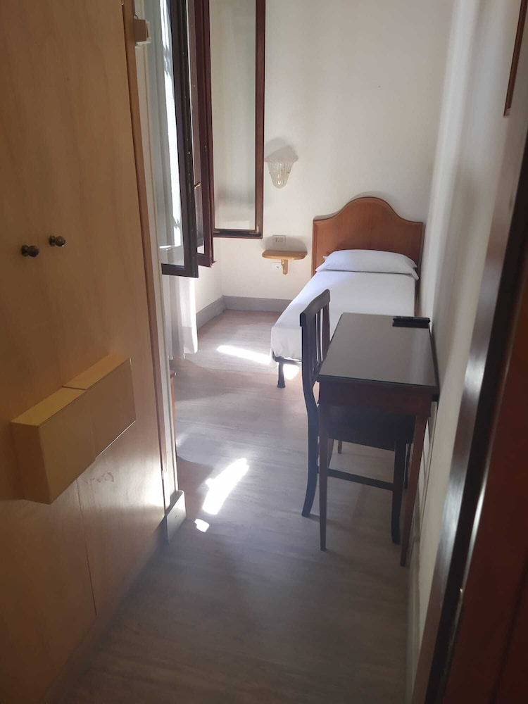 STANDARD, SINGLE, SHARED BATHROOM
