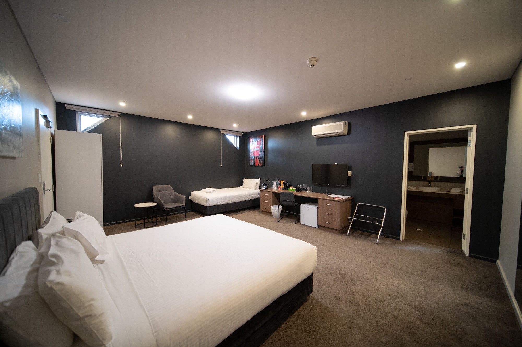 SUITE, KING BED