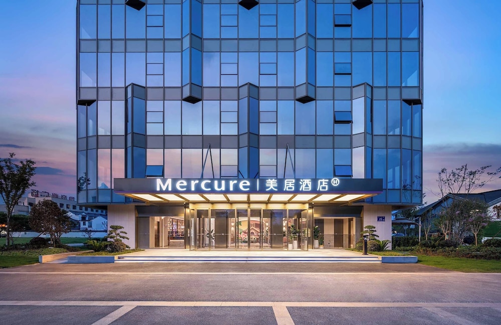 Mercure Nantong Suxitong Riverside 3/42
