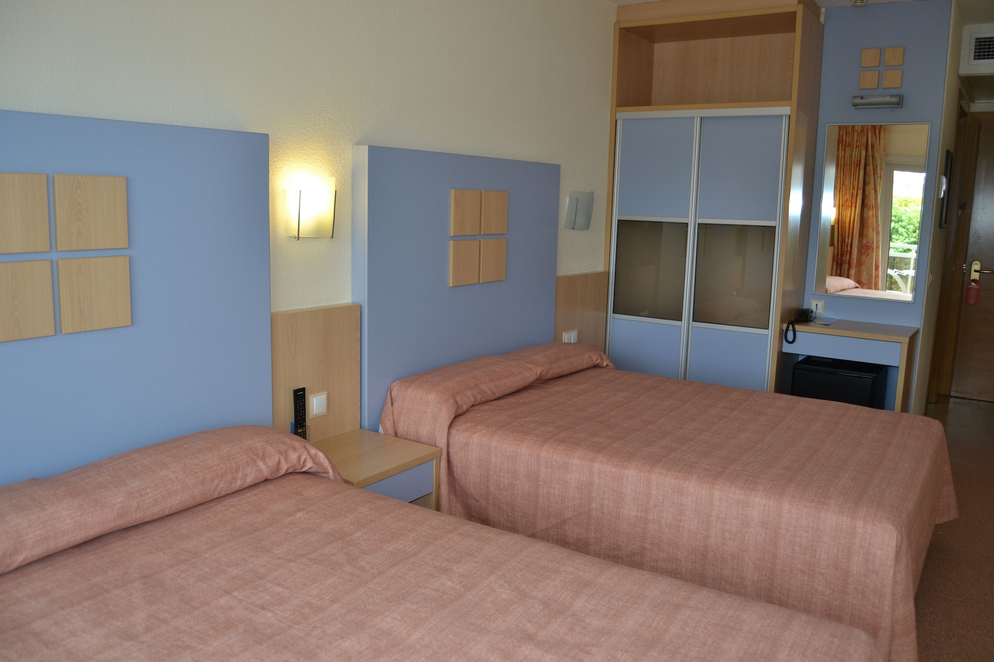 غرفة قياسية ثلاثية، Caprici Beach Hotel & Spa 3/6