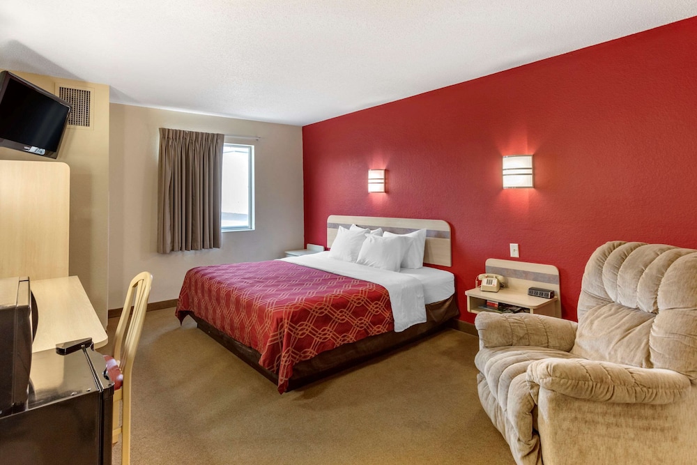 Econo Lodge Belle Fourche, SD 18/36