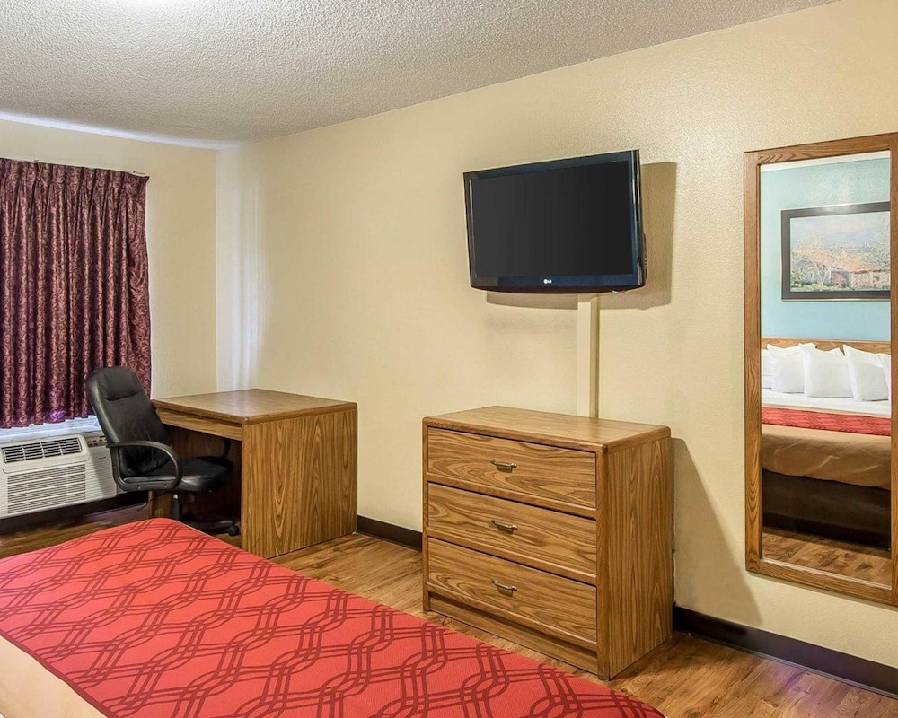 Econo Lodge Pryor 46/58
