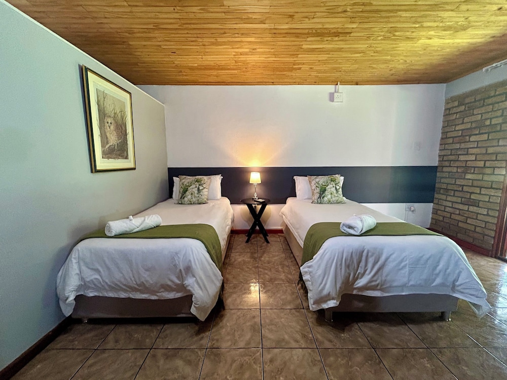 Airport Game Lodge 24/81