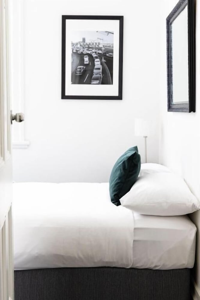 WYNYARD HOTEL 25/36
