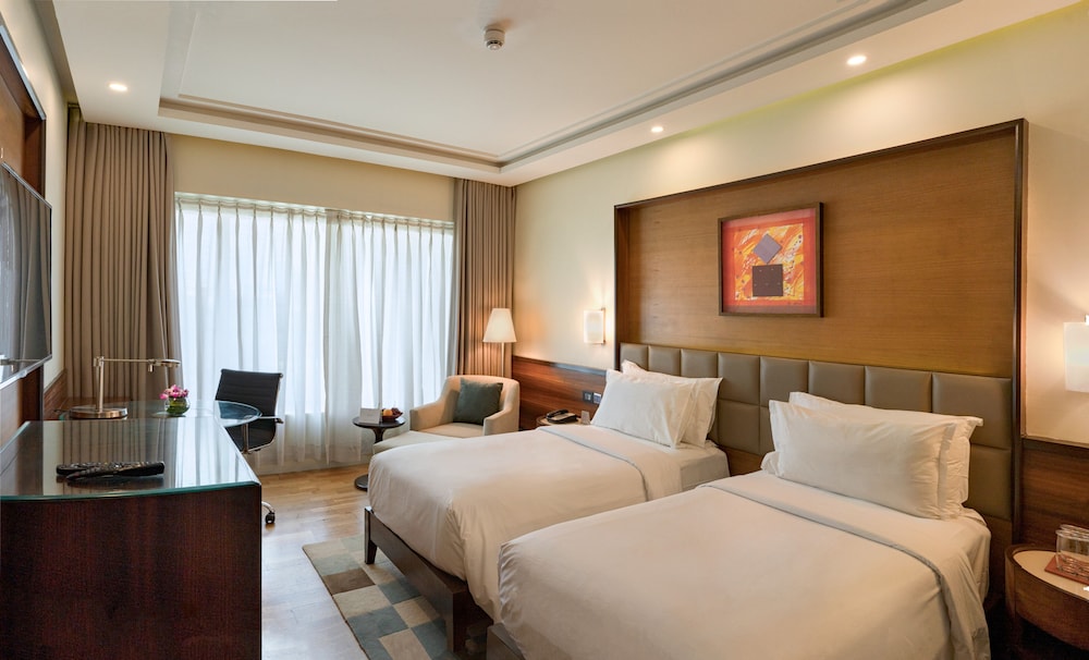 Myra, Club, Queen Bed