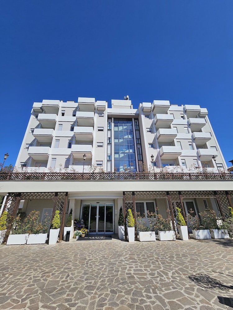 Massimi City Garden Hotel 3/58