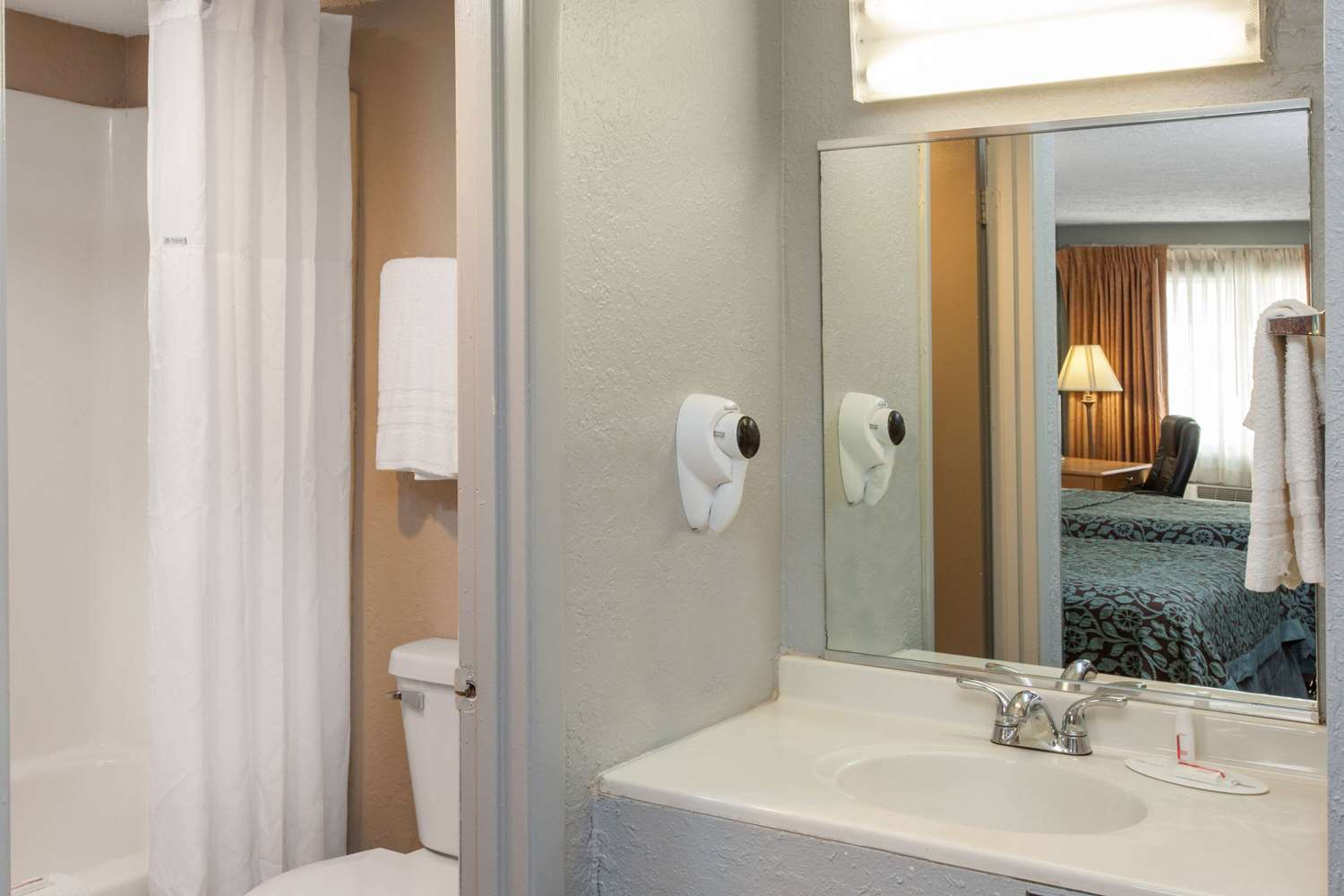Days Inn by Wyndham Farmer City 8/9