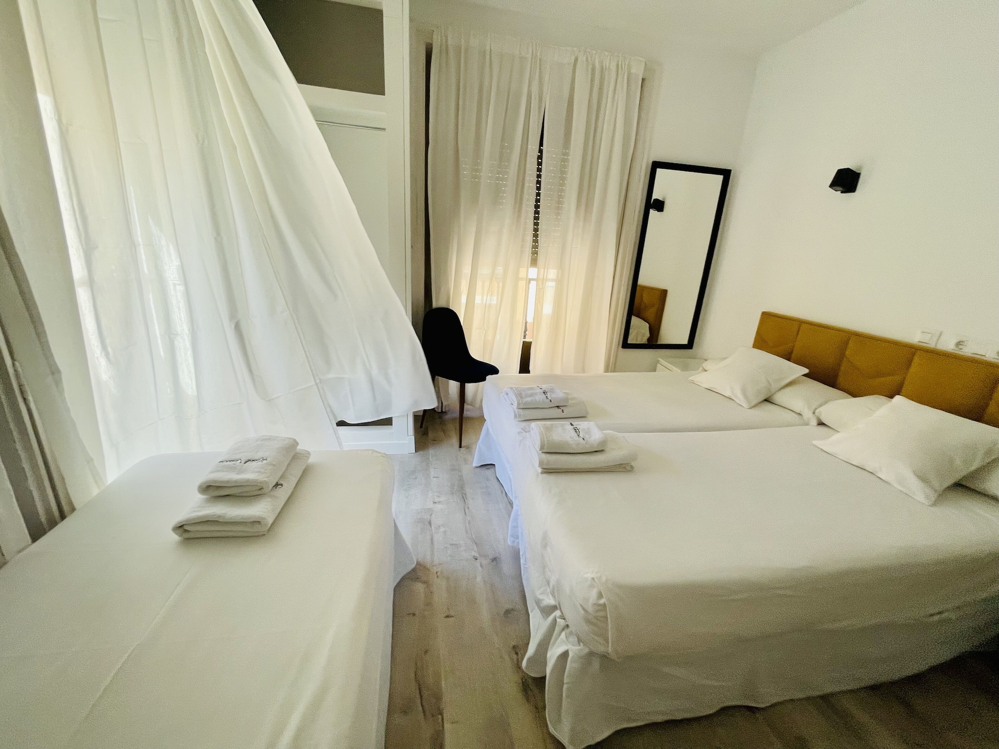 ROOM, TRIPLE