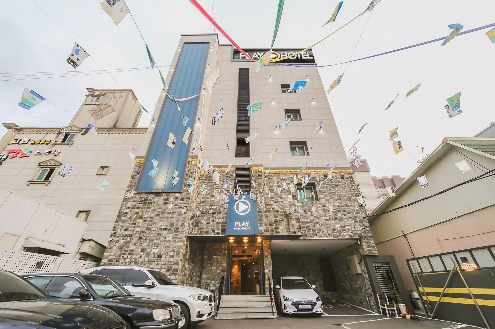 Play Hotel 16/76