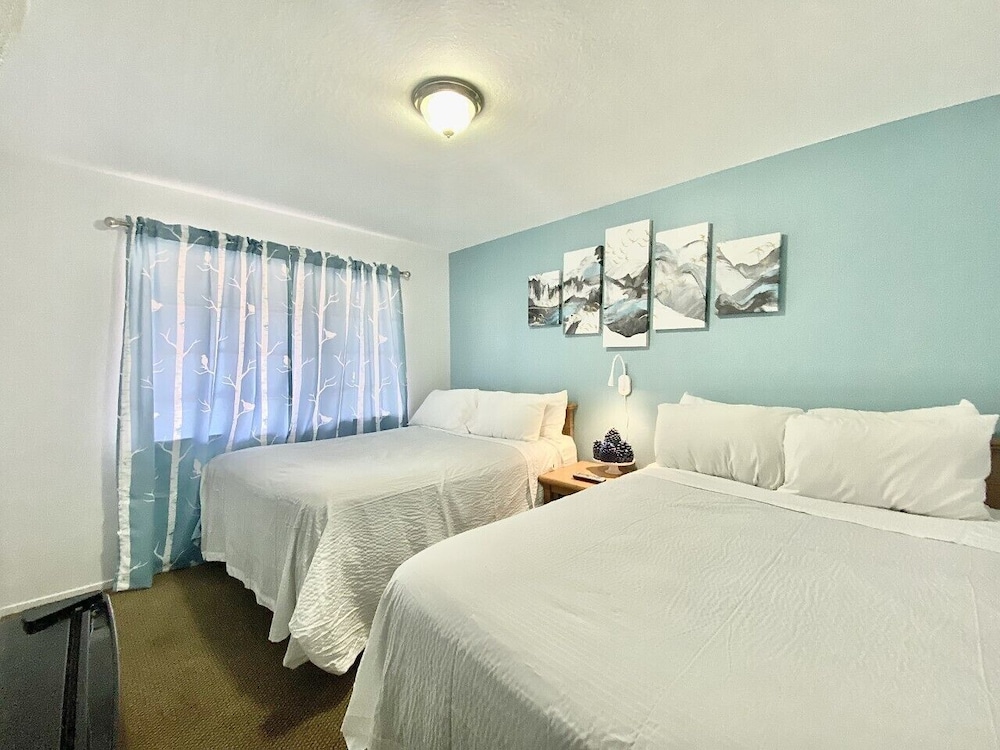 Bluebird Day Inn & Suites 10/68