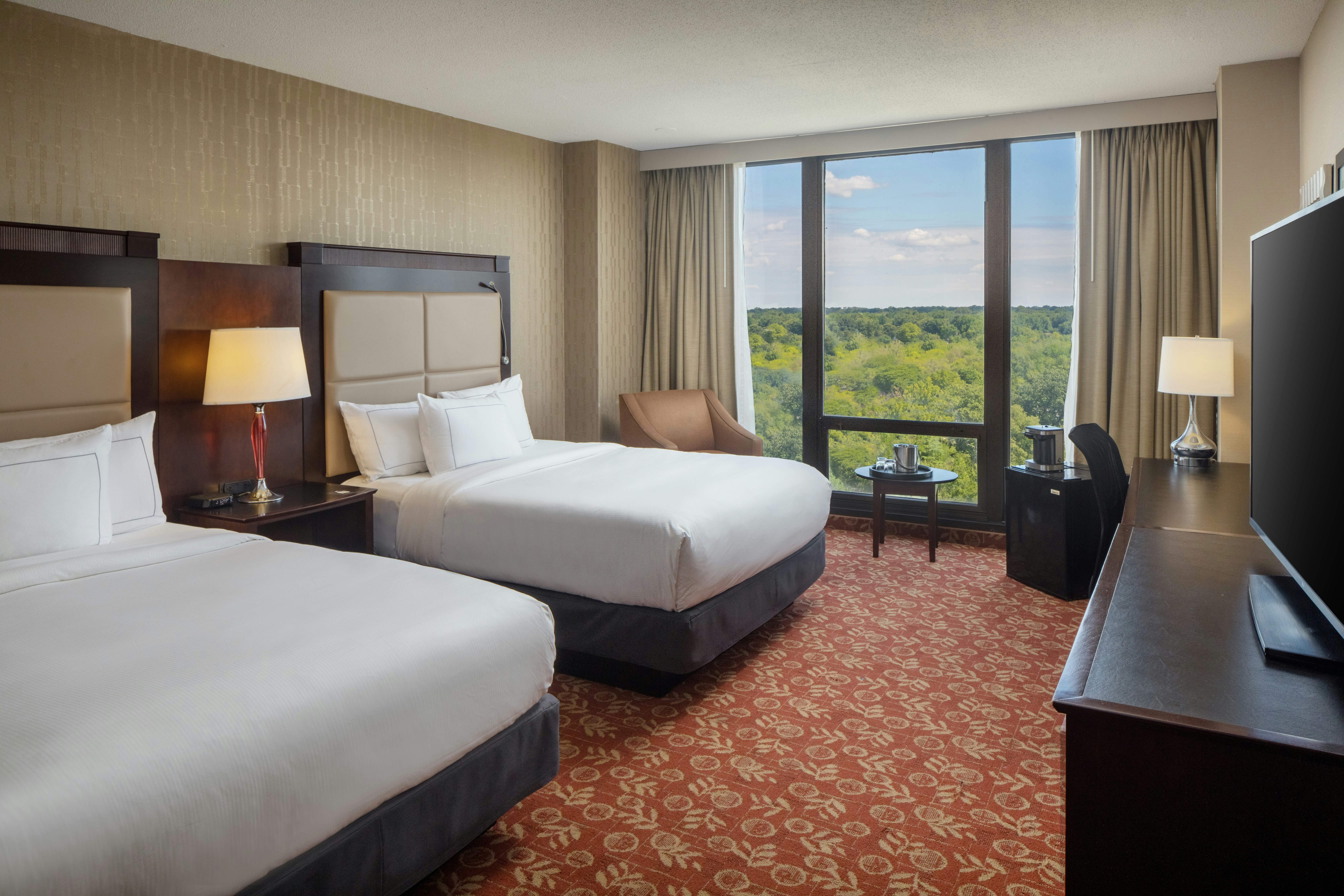 room, 2 queen beds, river view