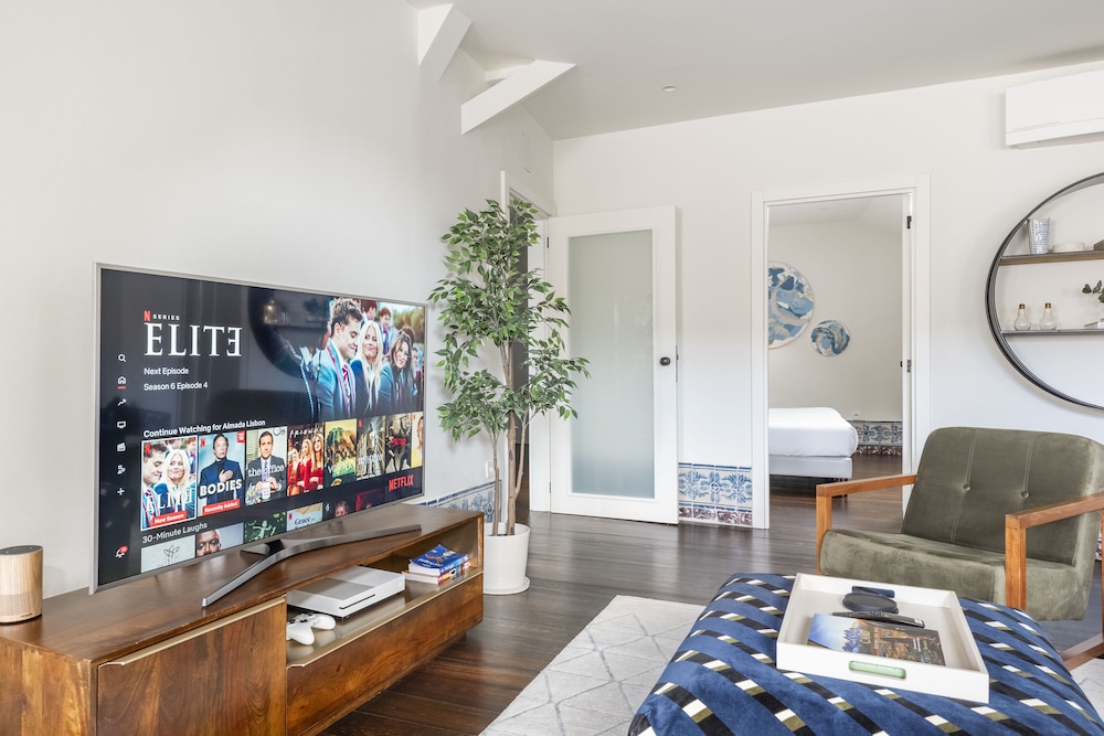 Lisbon Downtown Luxury Family Residence 6/25