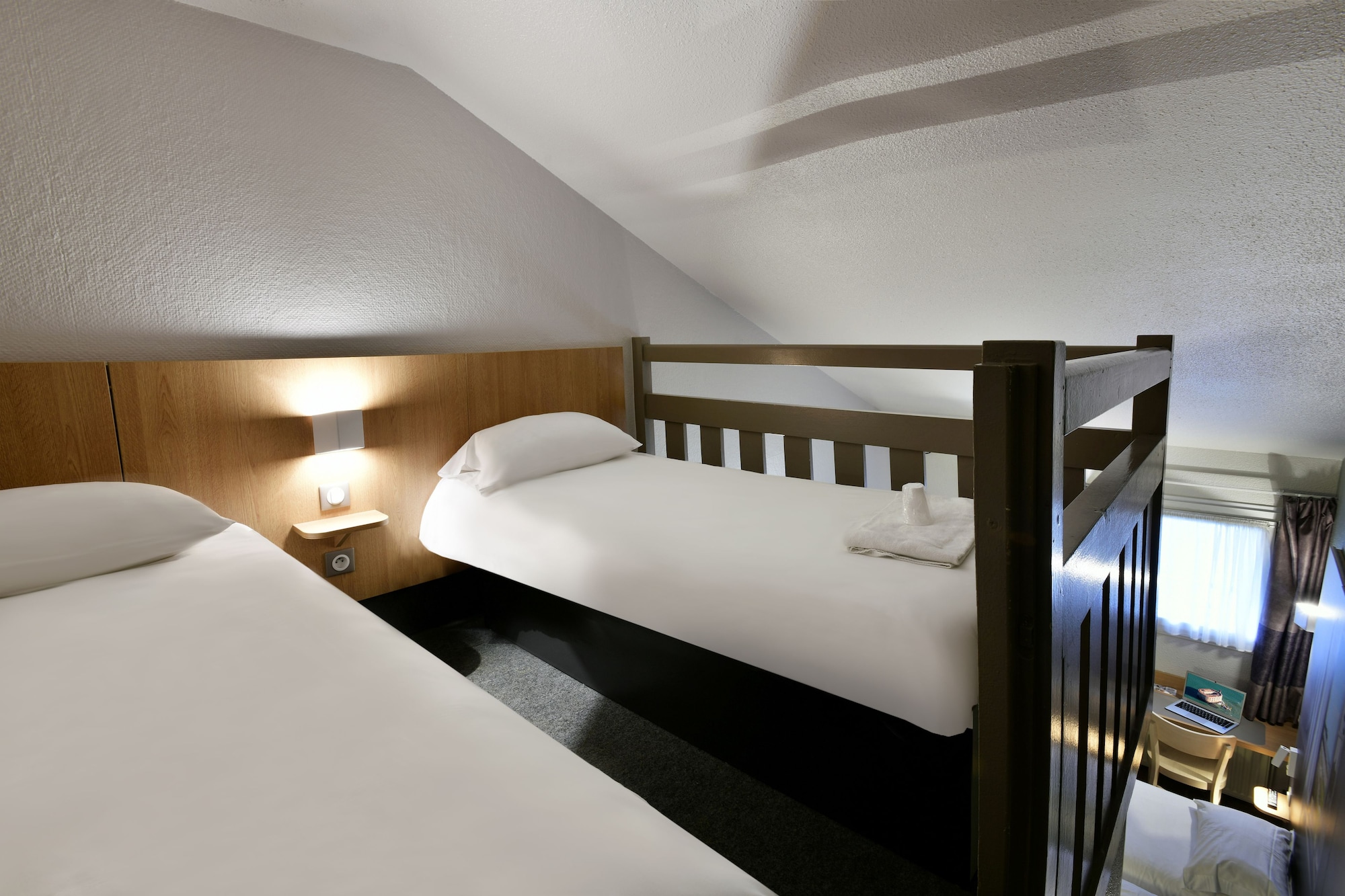 ROOM, QUADRUPLE, 4 BEDS