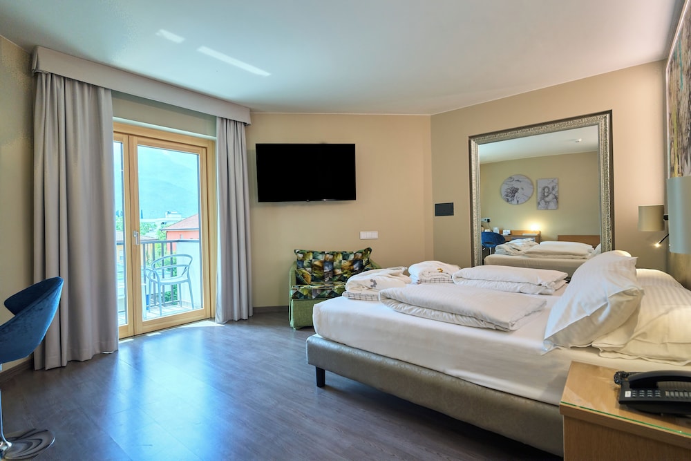 COMFORT, DOUBLE BED, STREET VIEW
