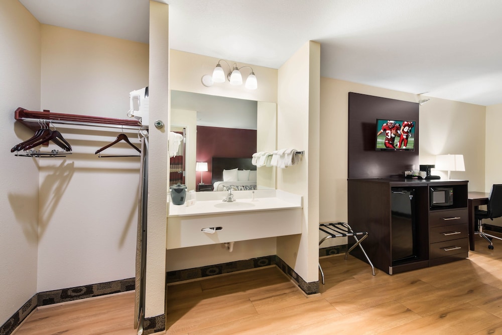 Econo Lodge Inn & Suites Monee 43/59