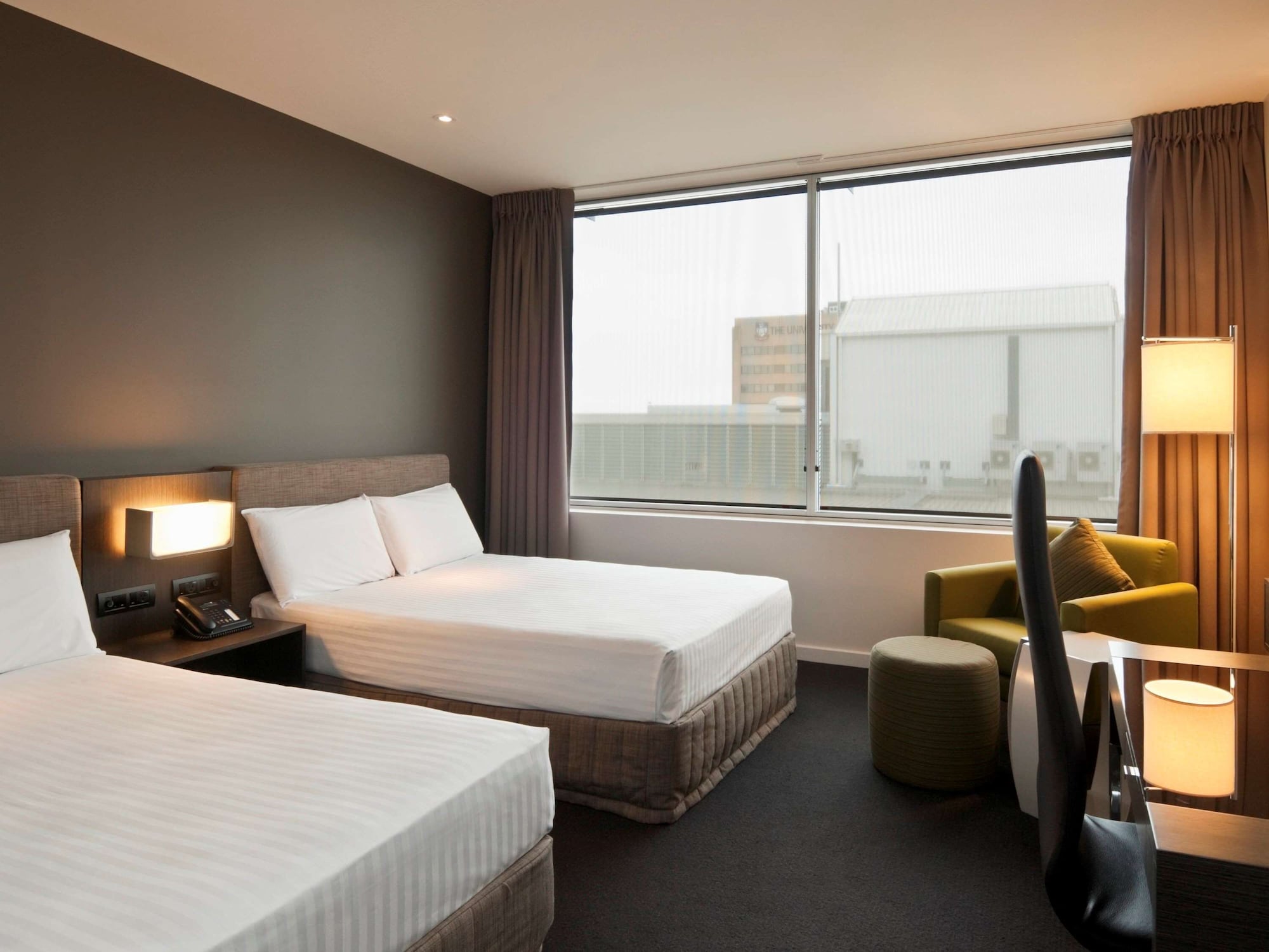 DELUXE, 2 DOUBLE BEDS, CITY VIEW