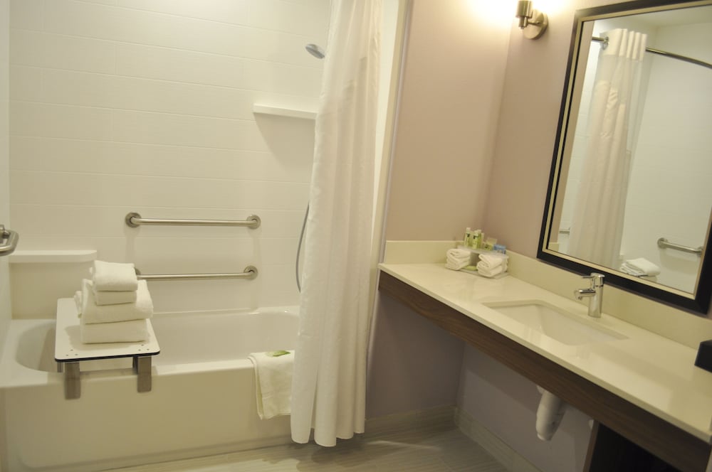 Holiday Inn Express Suites Price 16/51