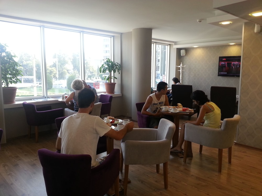 Walk In Hotel 33/44