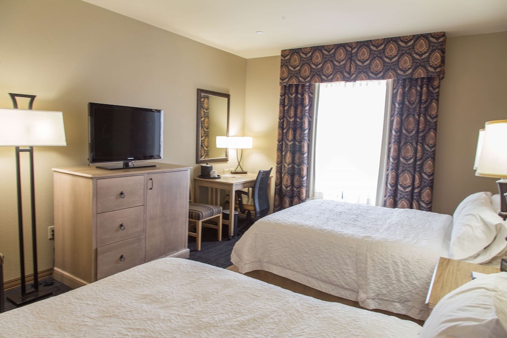Hampton Inn Suites Dodge City 3/38