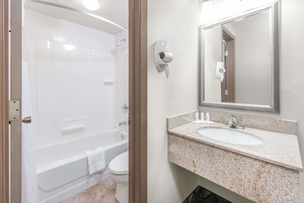 Days Inn by Wyndham Bismarck 16/32