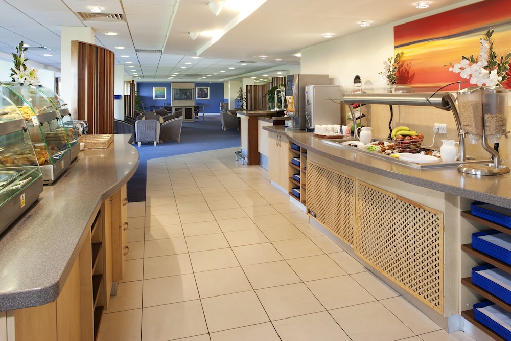 Holiday Inn Express Cardiff Airport 3/27