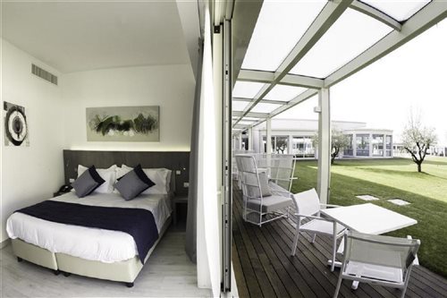 غرفة بسرير مزدوج